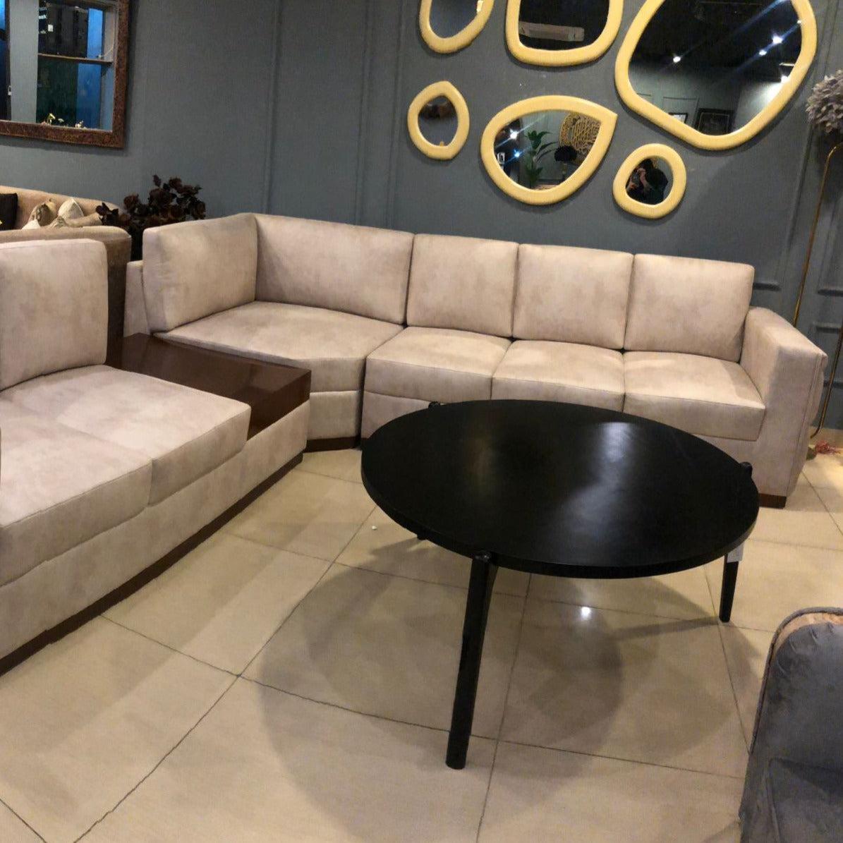 Minimalist Round Black Center Table Set