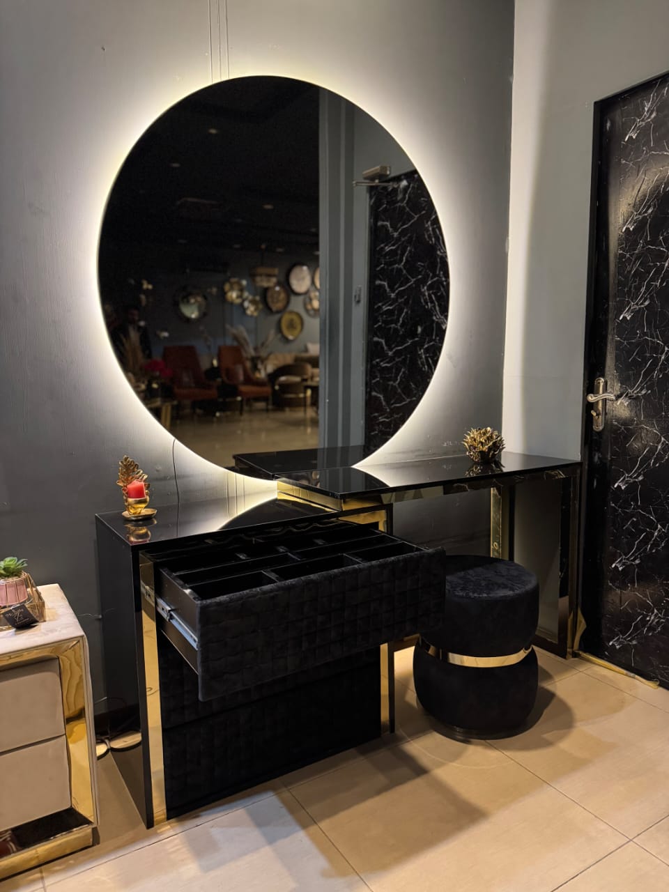 PREMIUM BLACK LUXURY BED.
