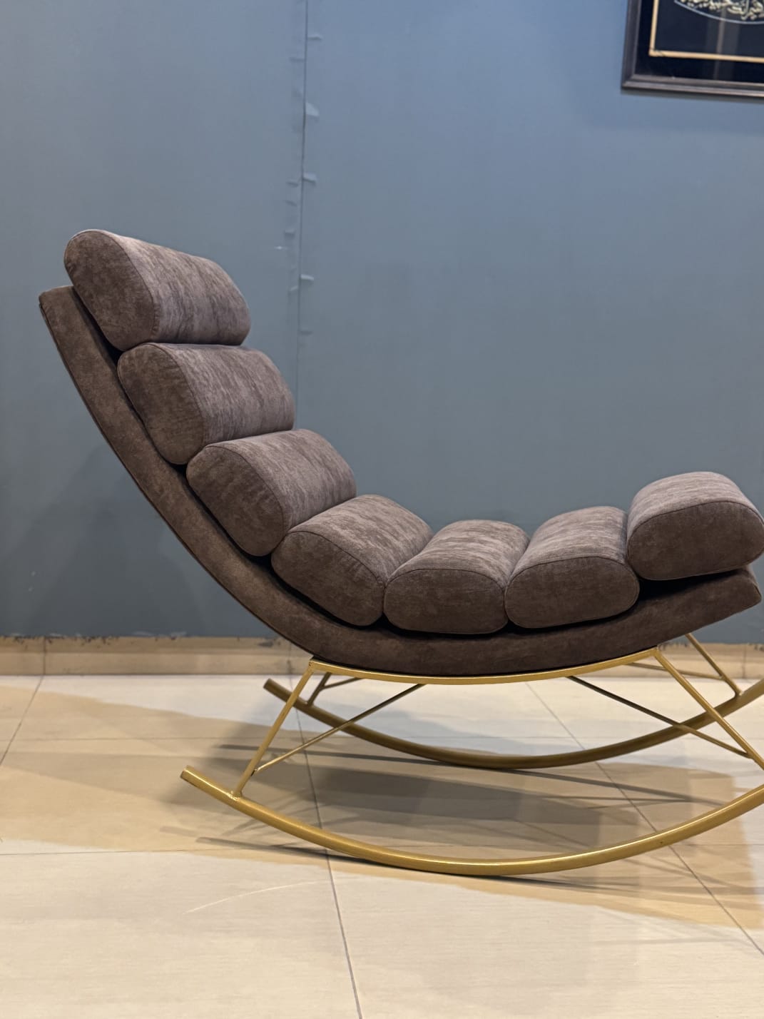 ELEGANT RELAXING CHAIR